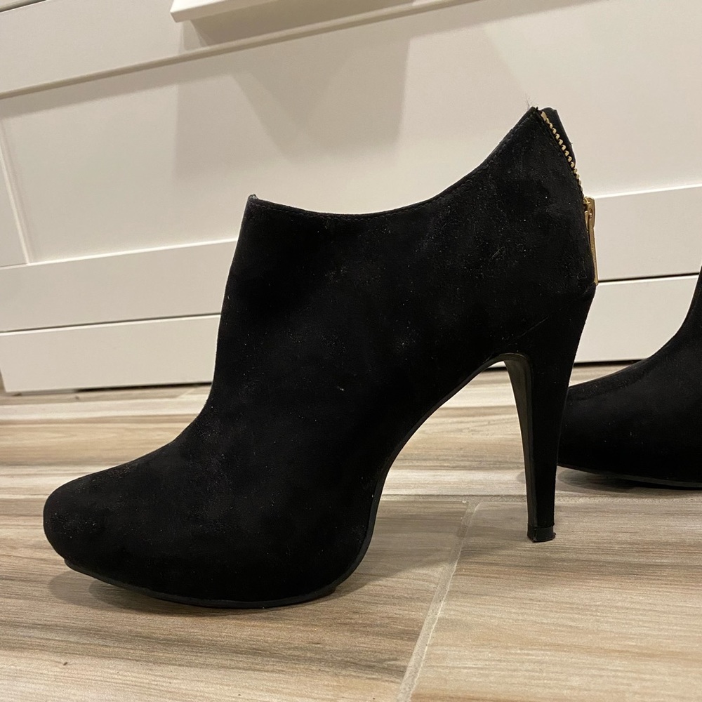 Mari A zip up ankle heel suede bootie - Black. Size 9
